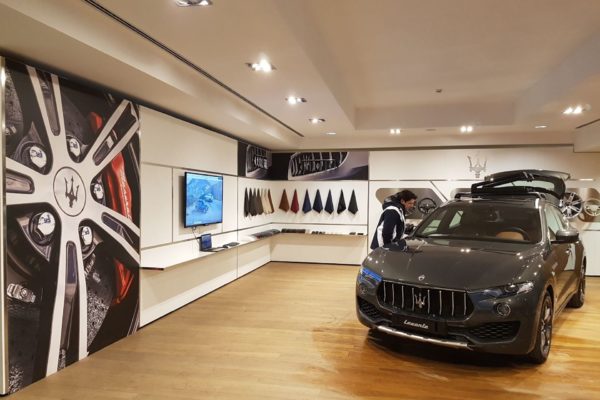 ARREDAMENTO NEGOZI MASERATI COURMAYEUR 15