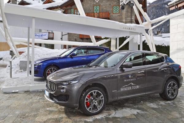 ARREDAMENTO NEGOZI MASERATI COURMAYEUR 18