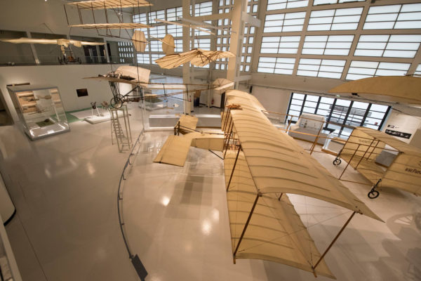 ALLESTIMENTO--Musée-de-l’Air-et-de-l’Espace-Le-Bourget-Paris-UFFICIALI-11