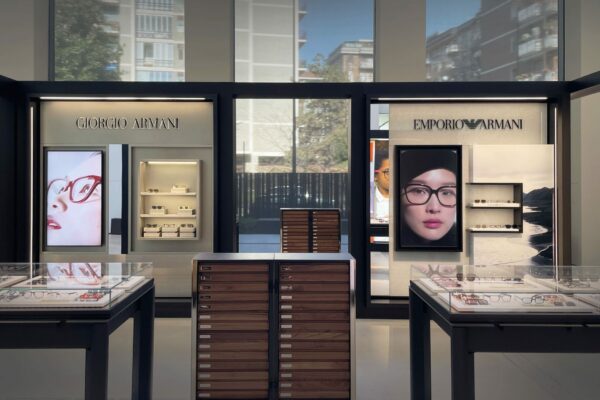 LUXOTTICA ALLESTIMENTO VETRINA EA 3 300k 1920