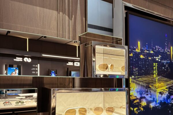 LUXOTTICA ALLESTIMENTO VETRINA MONCLER 1